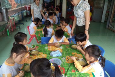 Giờ ăn của bé