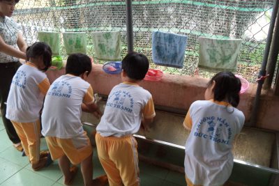 Cô và bé cùng rửa tay