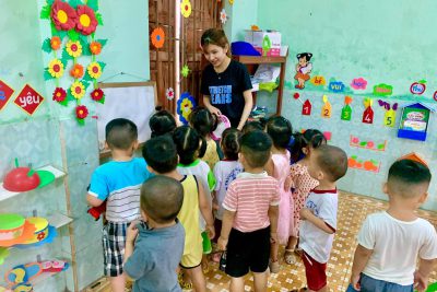 Cô và trẻ cùng hoạt động
