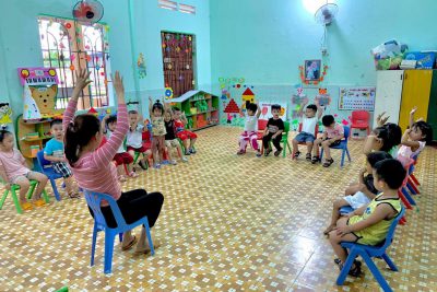 Cô và trẻ cùng học