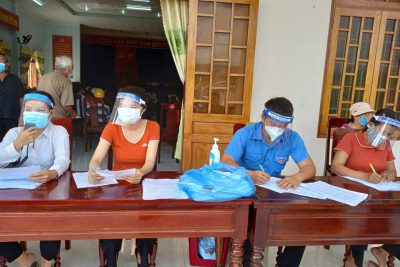 Đoàn thanh niên trường MN Đức Thạnh hỗ trợ trạm y tế xã Đức Thạnh tiêm vắc xin phòng chống dịch Covid-19